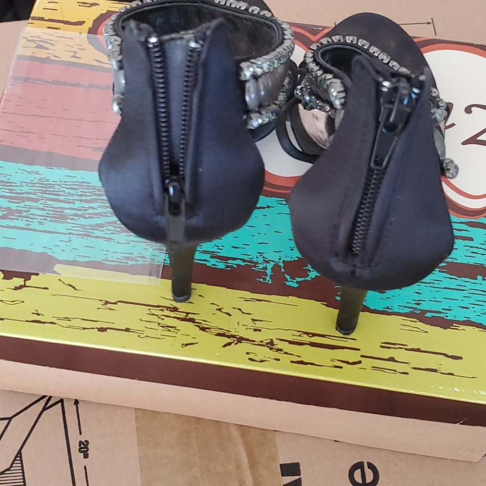 Shoes - Picture 4 of 5